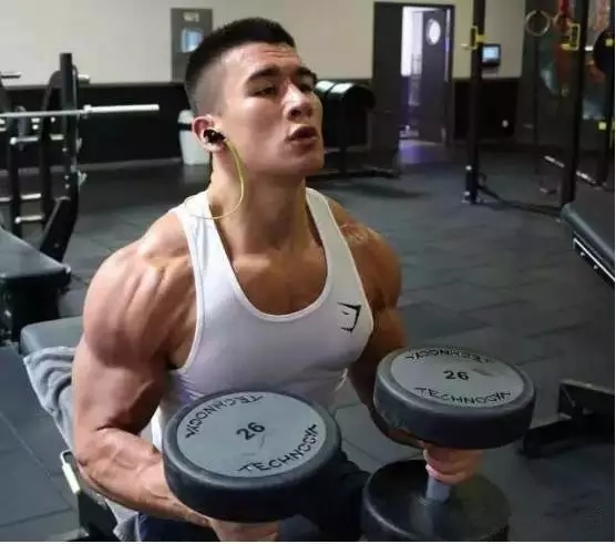 他为了摆脱"弱鸡"称号,用14年时间换来一身健壮肌肉,成果显著