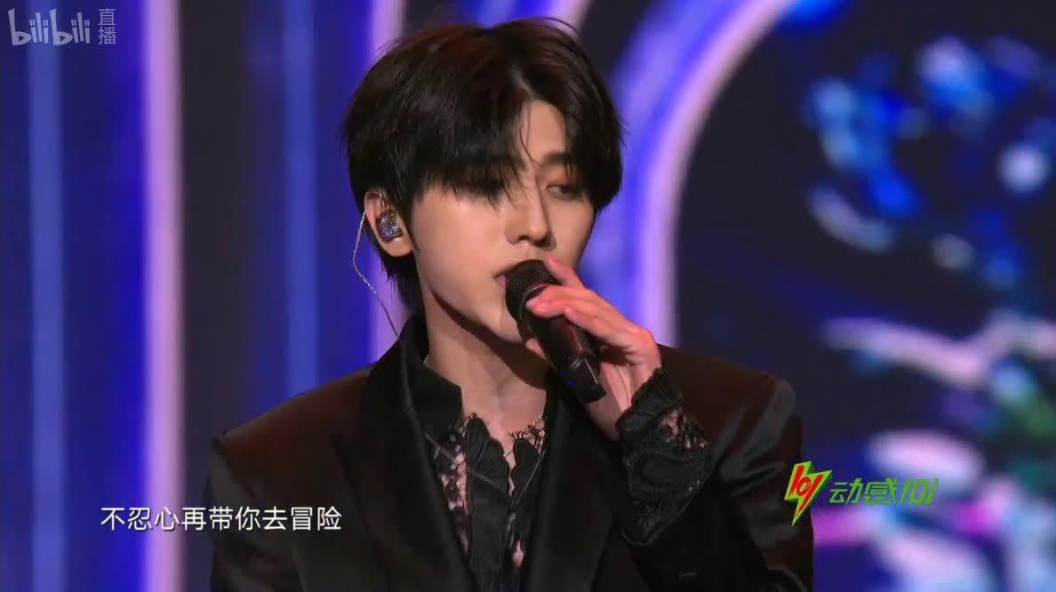 蔡徐坤《情人》live 我们的故事源于蓝玫瑰的初见 蓝玫瑰的花语