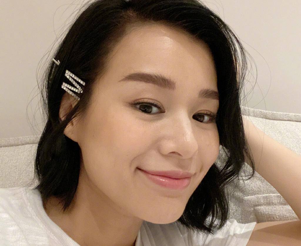 胡杏儿晒美照,疑被镜中影像暴露真实状态,肤色暗淡钻戒却抢眼