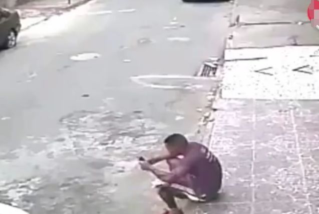 男子做路边玩手机遭狗狗突然袭击，接下来的让人哭笑不得休闲区蓝鸢梦想 - Www.slyday.coM