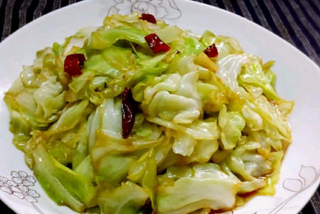 生活小妙招炒包菜前不要直接用水泡多加1步鲜嫩入味比肉香