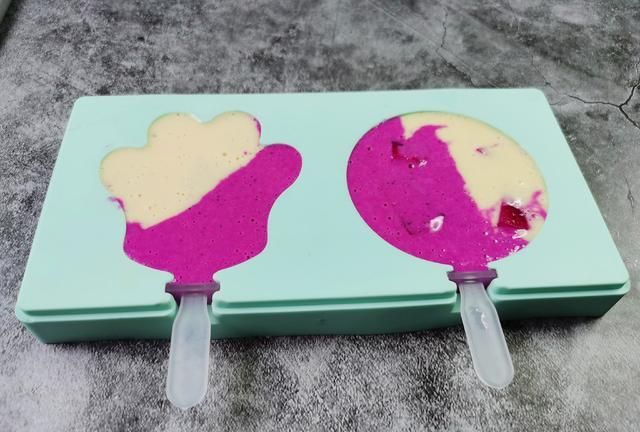 2块钱一板的奶片,和水果一起做雪糕,奶香浓郁,孩子吃了还想吃