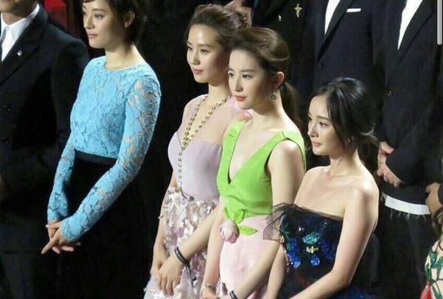 当刘诗诗刘亦菲同框比穿搭一个高贵一个冷艳