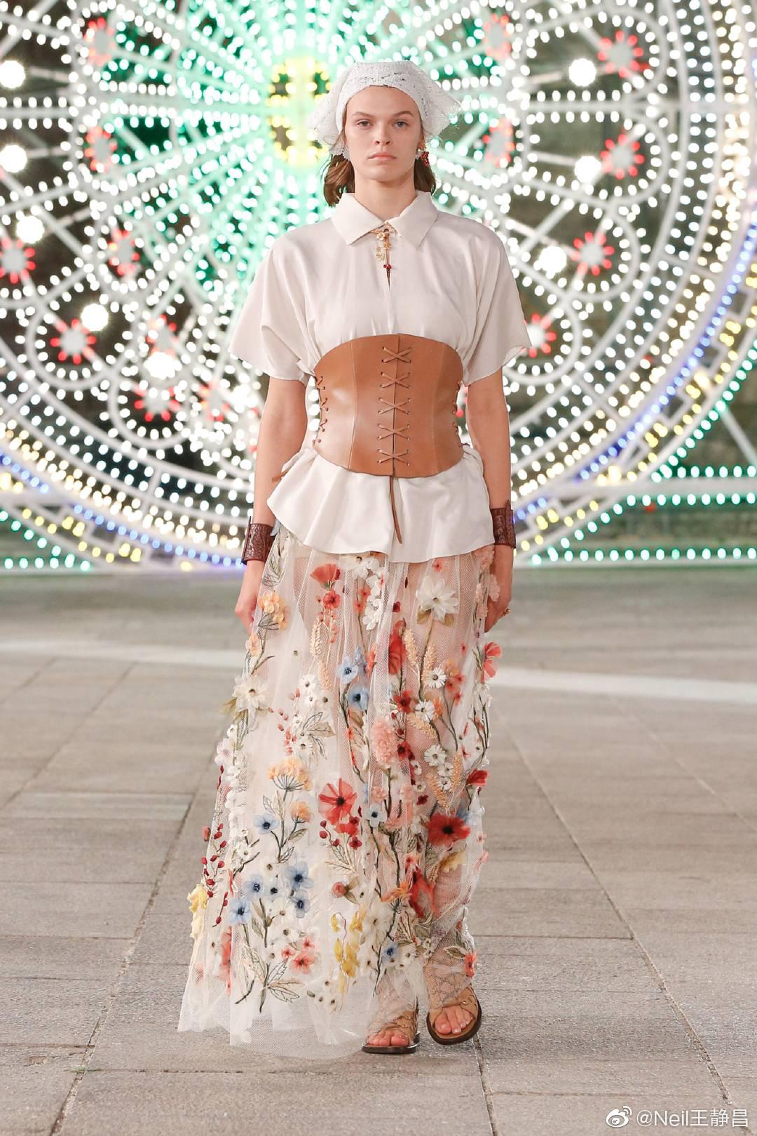 dior2021早春成衣系列发布秀这回没有像上次高定系列一样用人偶