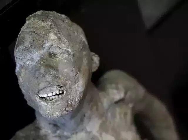 图为当时紧抱在一起的情侣,男生把爱人的头护在胸前.