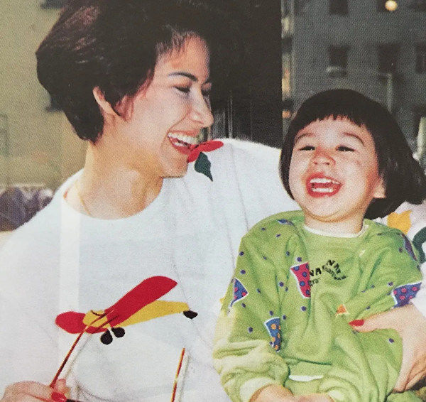 精子冷冻技术制造两人爱情的结晶,1987年在美国剖腹产下了女儿甄家平