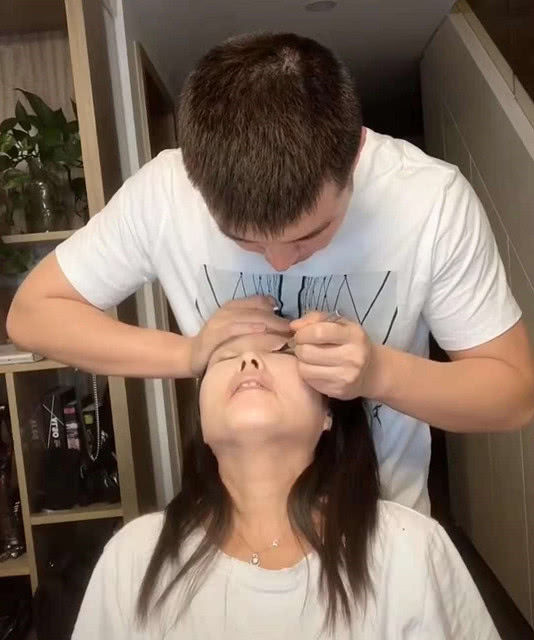 小伙给近60岁母亲化妆,一个小时之后,网友纷纷表示恋爱了