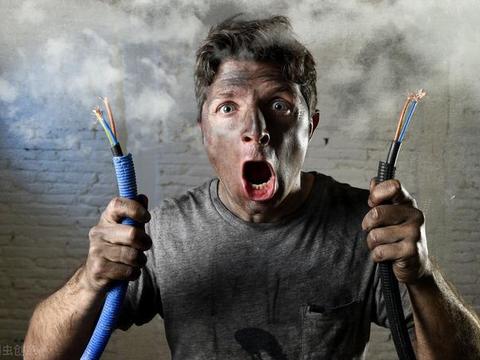 为什么有人触电以后会被吸住