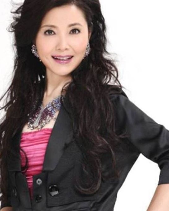 她是央视美女主持事业正好时却生病丈夫却不离不弃惊人敬佩