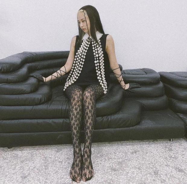 jennie晒新造型 穿黑色网袜薄纱蒙面女王范十足