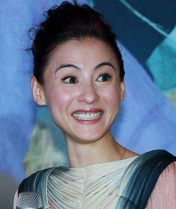 但是由于杨超越有一丢丢龅牙的倾向,牙齿又大而且不是很整齐,所以在笑