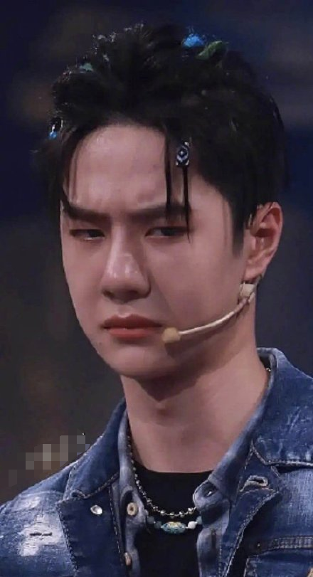 张艺兴王一博同框,王一博法令纹深脸似硅胶,张艺兴靠原装脸取胜