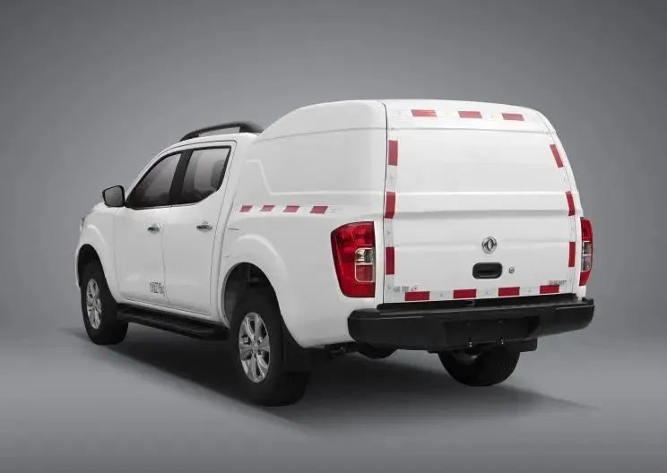 采用高顶封闭式后货厢郑州日产锐骐6厢式车上市售1798万