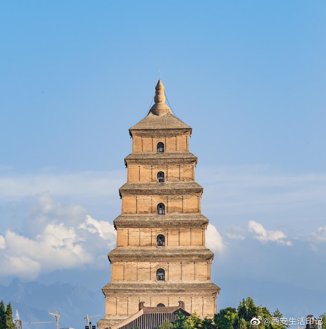 大雁塔作为西安地标性建筑,很多外地人来旅行必定去的打卡之地