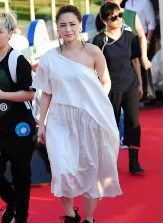 一脸不自信频频遮脸!发福的阿娇和她撞脸