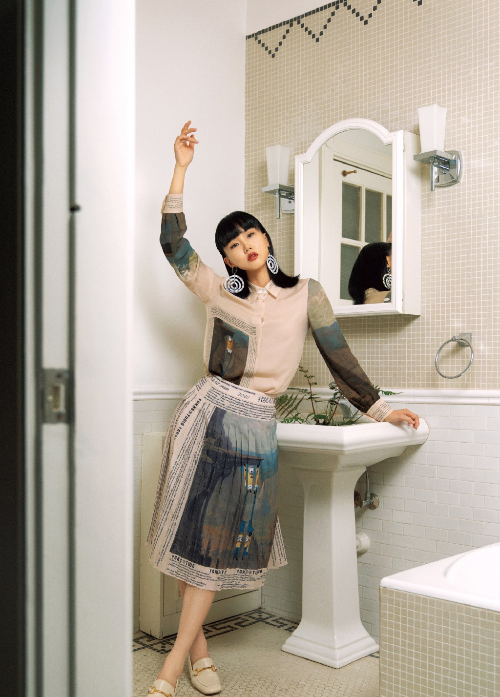 她在b站被称为"浴室歌姬",今穿碎花裙出镜,配齐刘海优雅精致