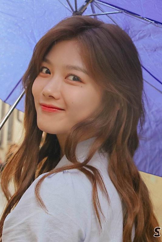 金裕贞当爱豆一定也会红便利店新星金裕贞笑容治愈