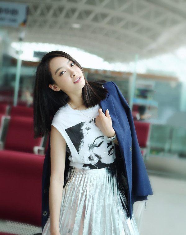 宋茜在外面披一件西装凹造型,也流露出一丝帅气的女王范儿,披着直发的