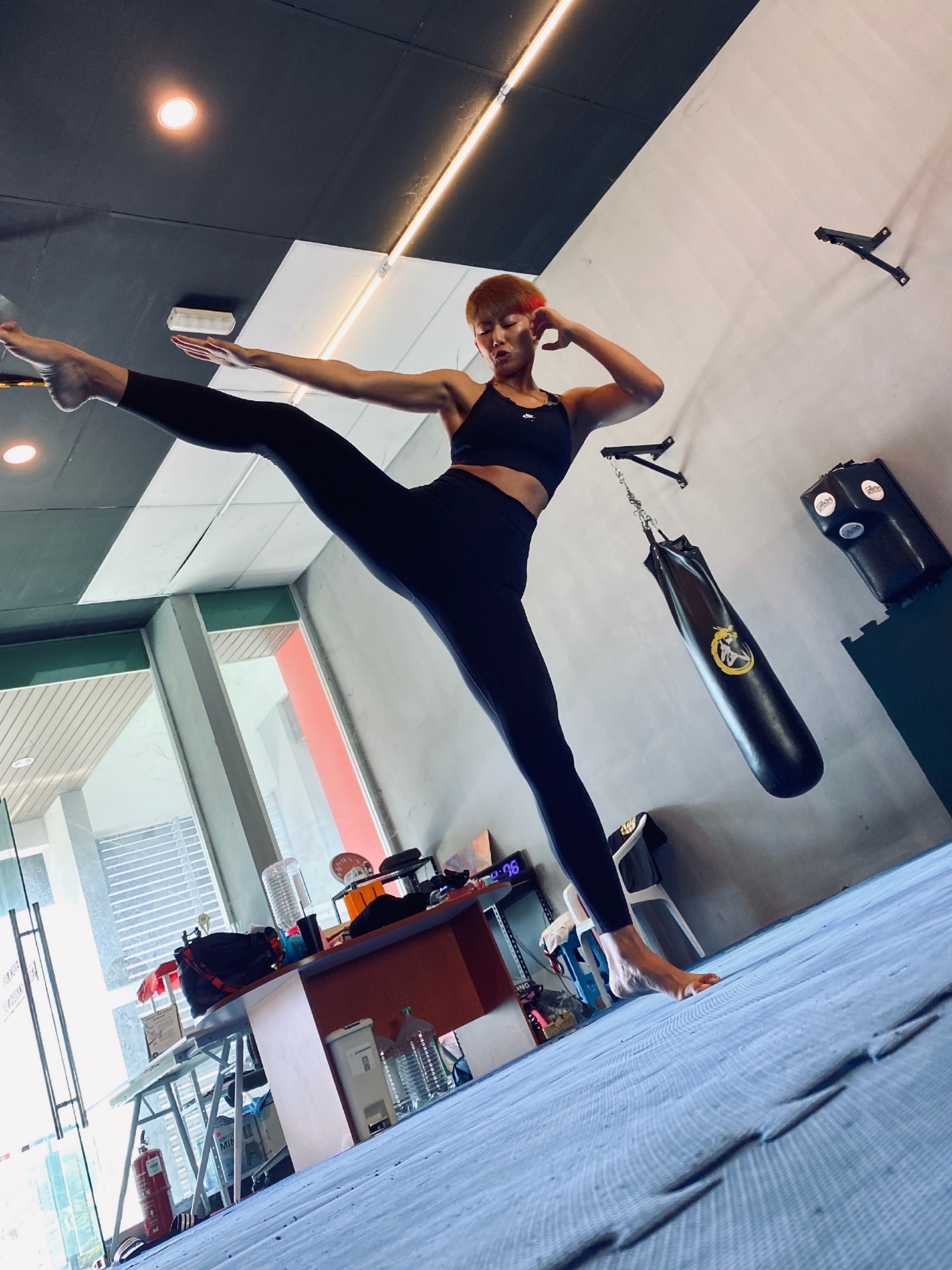 95后健身达人叶彤荣获多项健美比赛冠军瑜伽轻松改善肩颈疼痛