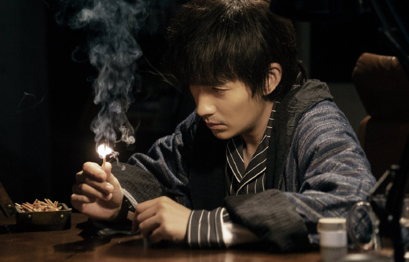 《重启》朱一龙扛女皮俑"绅士手"抢镜,对方一笑,把他吓出画面