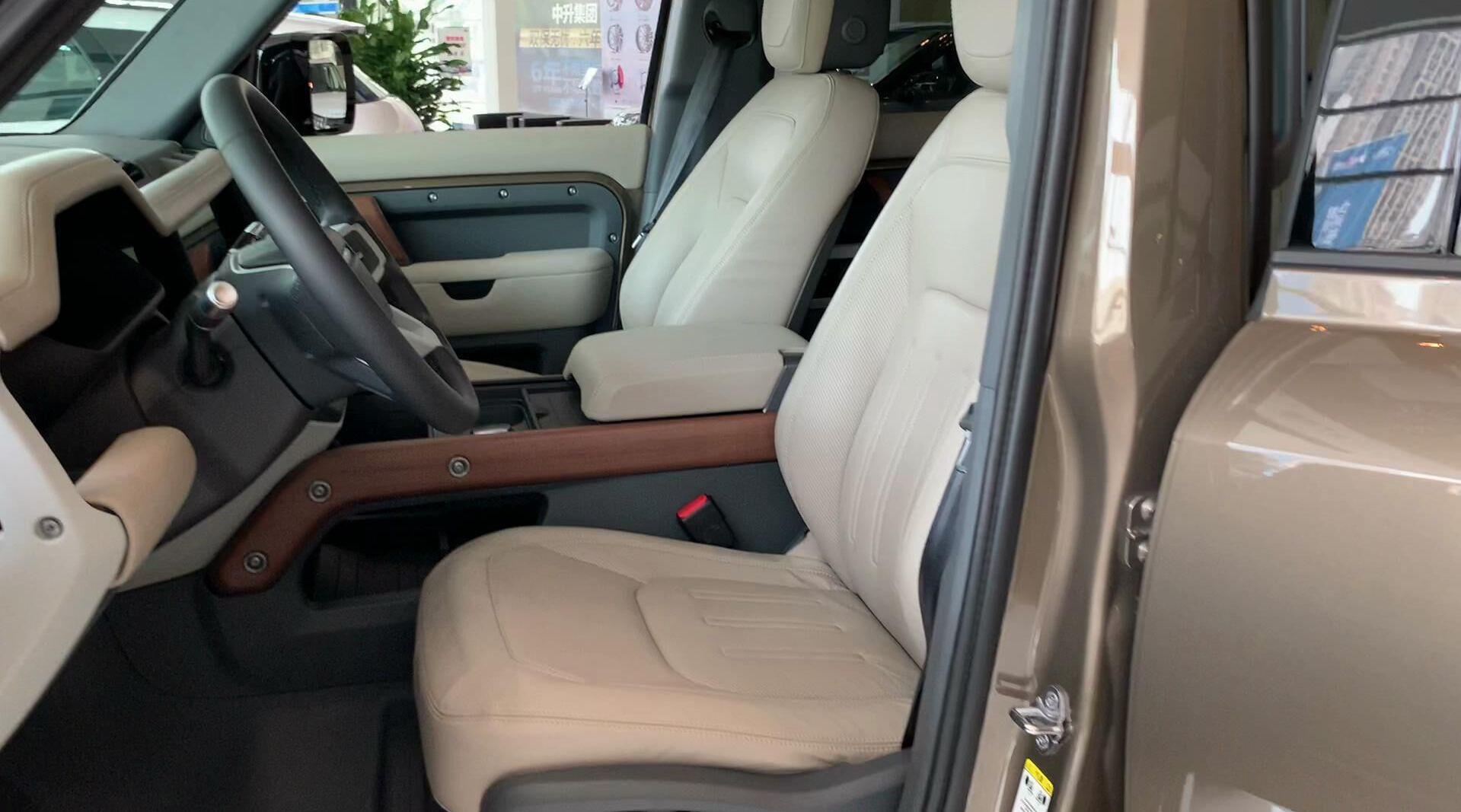 全新路虎卫士座椅实测,坐垫较有支撑性,前排头枕非常软