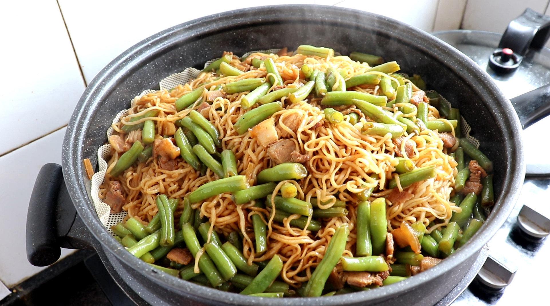 教你在家做卤面,有肉有菜有面条,一次蒸一大锅,太香了!