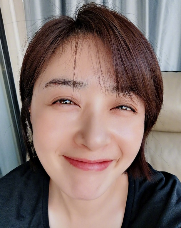 蒋欣片场拍戏膀大腰圆,穿紧身裤显腿粗,小脸蛋却美得精致