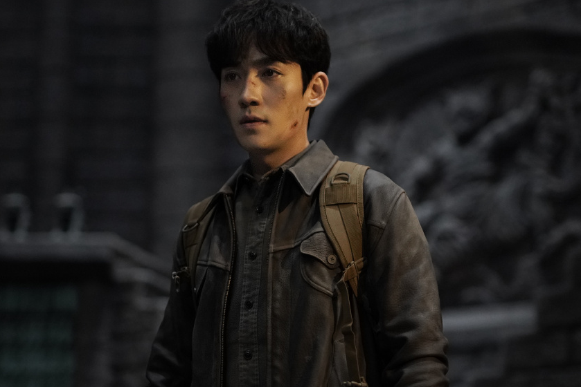 《重启》朱一龙扛女皮俑"绅士手"抢镜,对方一笑,把他吓出画面