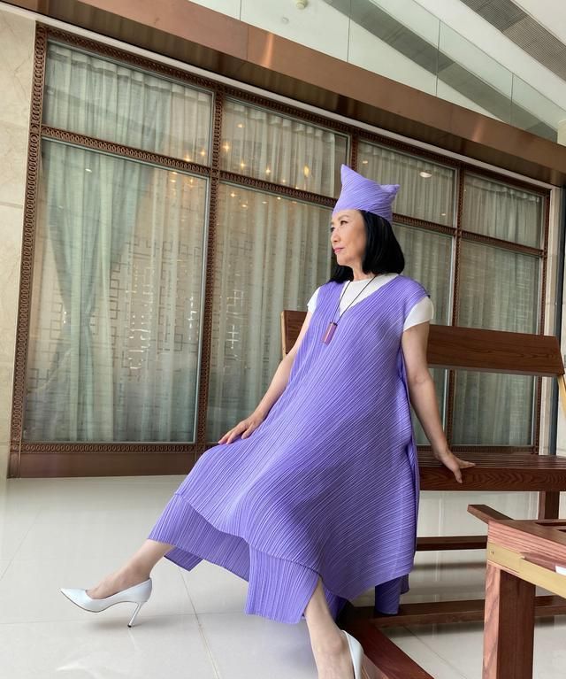 72岁汪明荃穿粉色套装亮相,气场强大魅力十足,看着依旧非常年轻