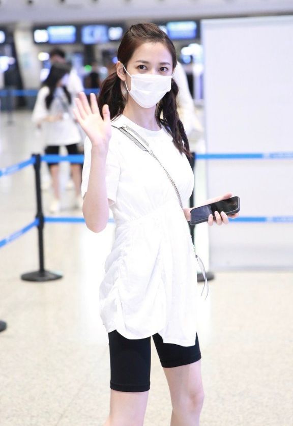 陈钰琪双马尾太甜美简约黑白穿搭少女感十足这纤细身材慕了