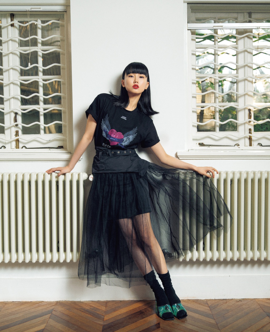 她在b站被称为"浴室歌姬",今穿碎花裙出镜,配齐刘海优雅精致