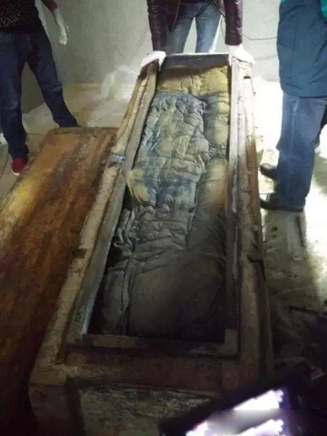 男子施工时发现一具棺材开棺后竟在女尸胸前有发现