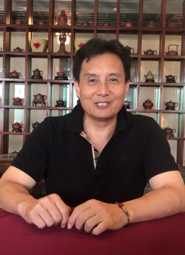 白龙马王伯昭62岁仍直播捞金,曾被谢霆锋殴打住院,前妻流产6次