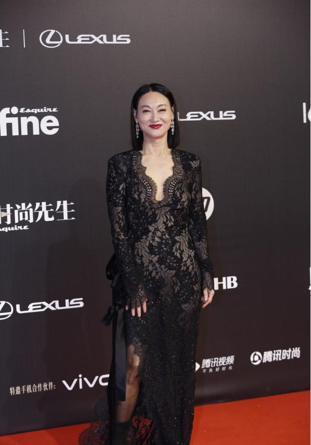 惠英红真是太会保养了,看身材太婀娜了,说她不到30都有人信