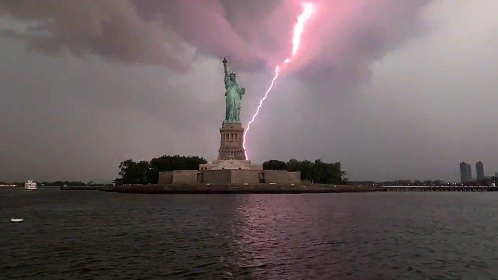 哇原来昨晚自由女神像被雷劈了视觉效果还挺震撼的