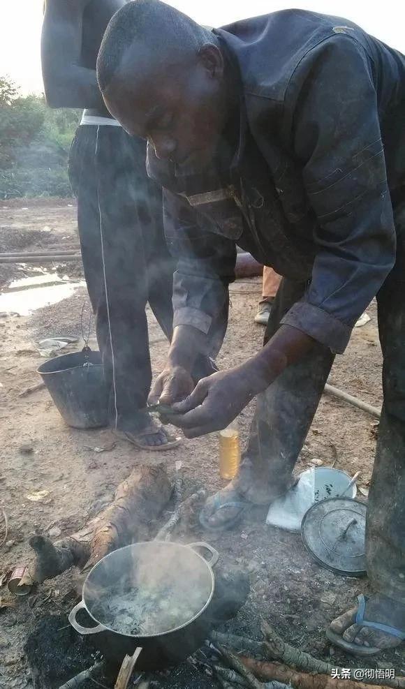 镜头下,一位在非洲打工的中国人,拍下了非洲人工作很忙的一天|小黑|工