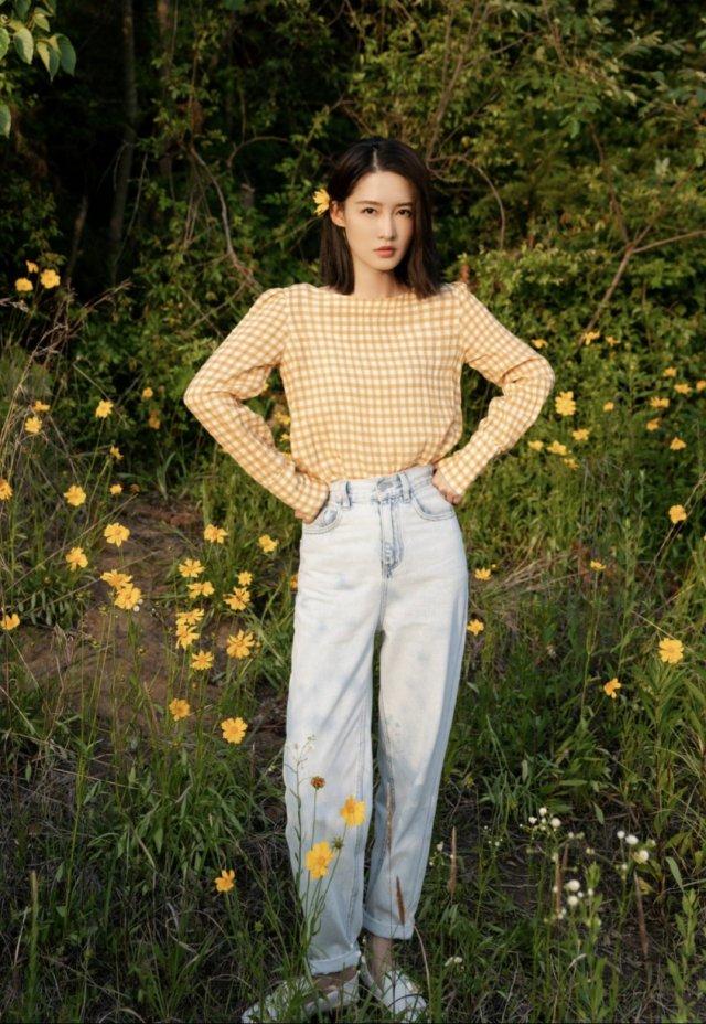 李沁的短发真美,穿格纹衫配牛仔裤清新又气质,不愧"氧气女神"