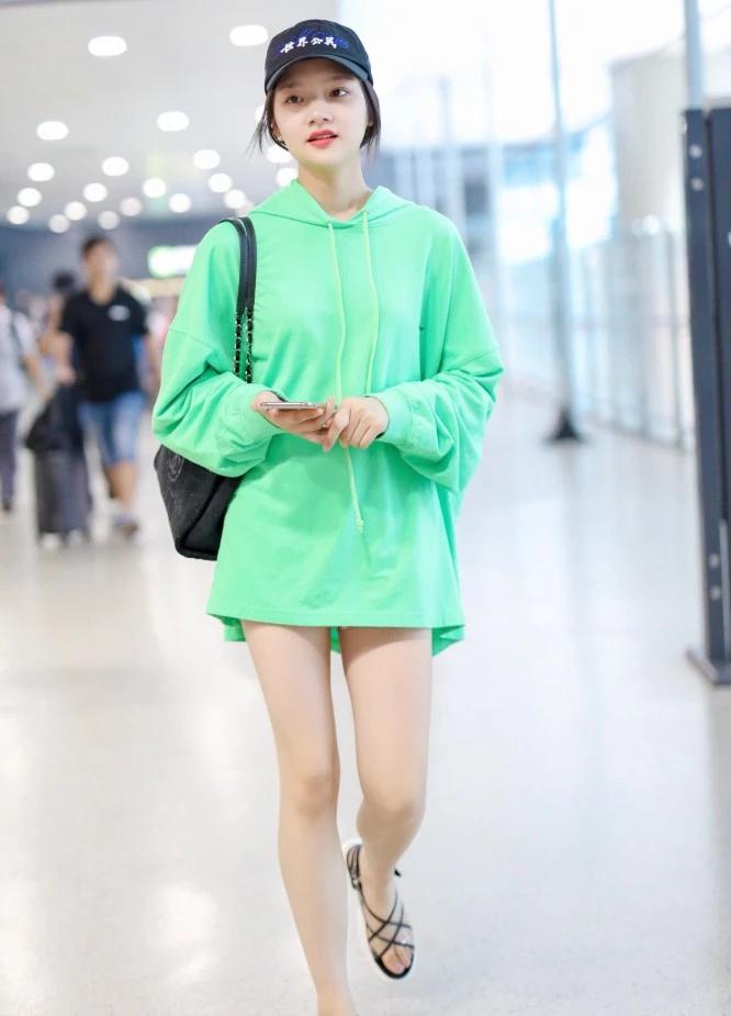 她小小年纪因演戏得抑郁,今穿10厘米短装秀腰,简直迷死个人