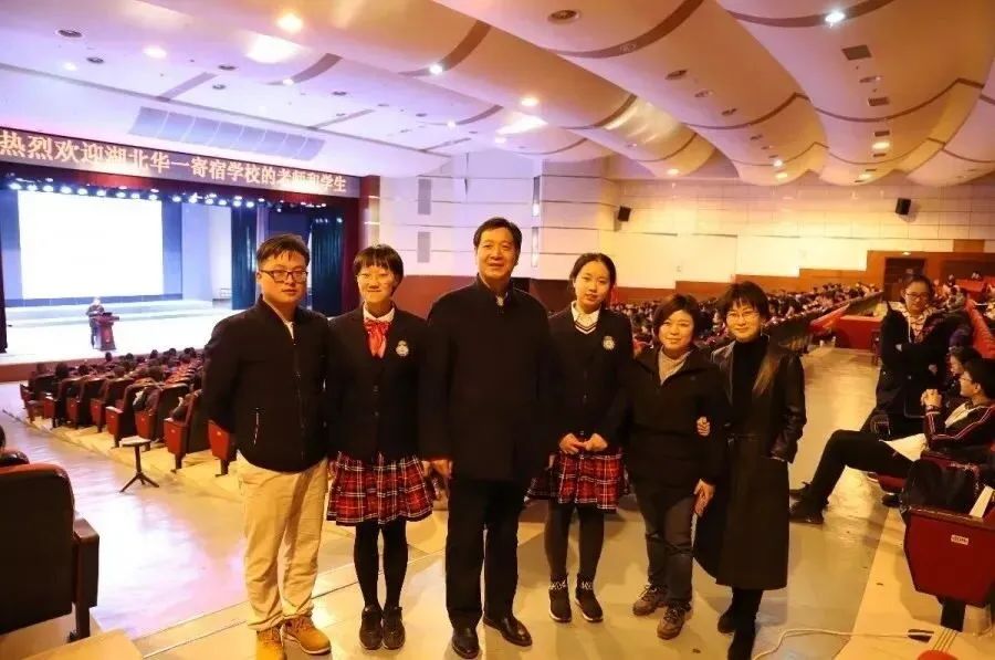 唐楚玥(左二)与华一寄宿老师们在华师一附中合影