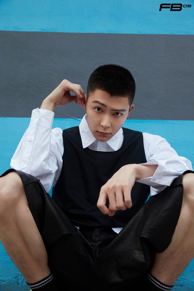 张铭恩"奶恩"变酷盖诠释夏日清爽感 成熟绅士范探索未知旅程