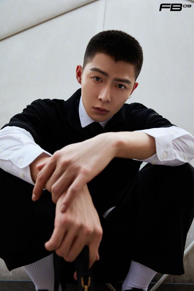 张铭恩"奶恩"变酷盖诠释夏日清爽感 成熟绅士范探索未知旅程