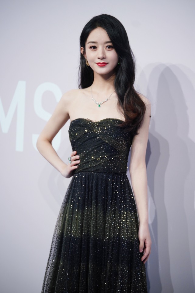 赵丽颖穿星河渐变抹胸裙秀肩颈线条 叉腰浅笑妩媚撩发尽显魅力