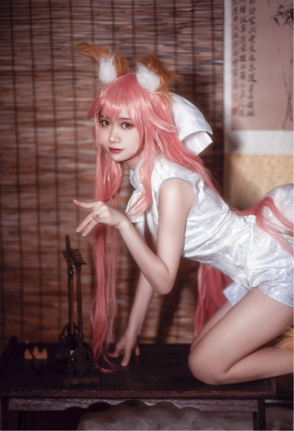 fgo玉藻前cos,旗袍狐娘侧跪书案,可以摸摸粉毛姐姐的尾巴吗?