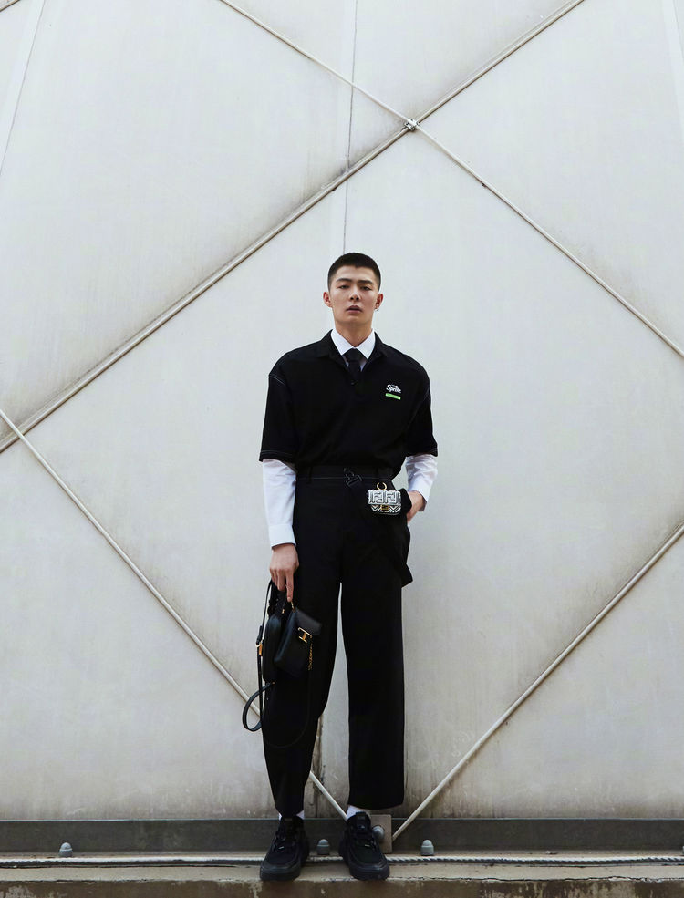 张铭恩新造型出镜剪寸头戴耳环黑色t恤叠穿白衬衫帅气十足