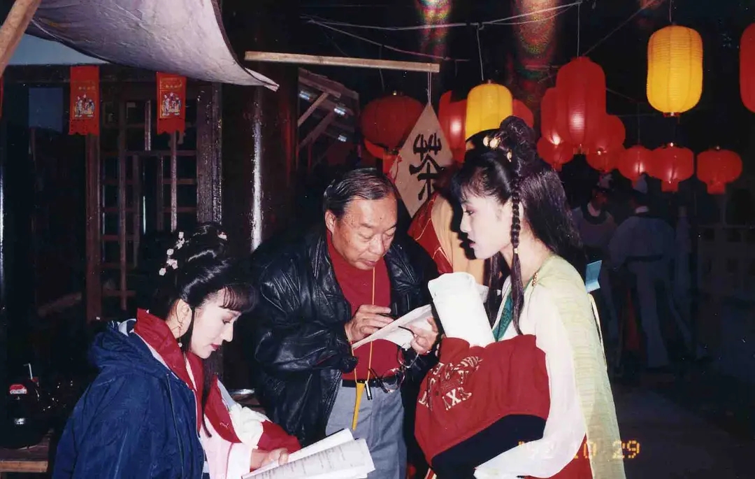 新白娘子传奇幕后花絮之演员们看剧本