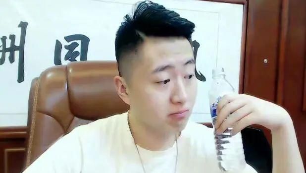 之后yy张春龙的一条朋友圈似乎坐实了这个说法,张春龙表示团战中自己