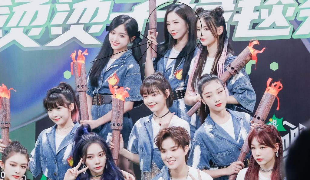 火箭少女炙热的我们合照孟美岐绝对c位我却只注意到yamy
