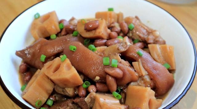 花生莲藕猪脚煲最佳做法,猪蹄软烂入味一点不油腻,家人都爱吃