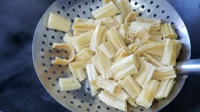 20年大厨教你做凉拌腐竹腐竹紧实有嚼劲简单易做家人都爱吃