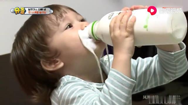 《超人回来了》威廉趁爸爸不注意偷喝牛奶